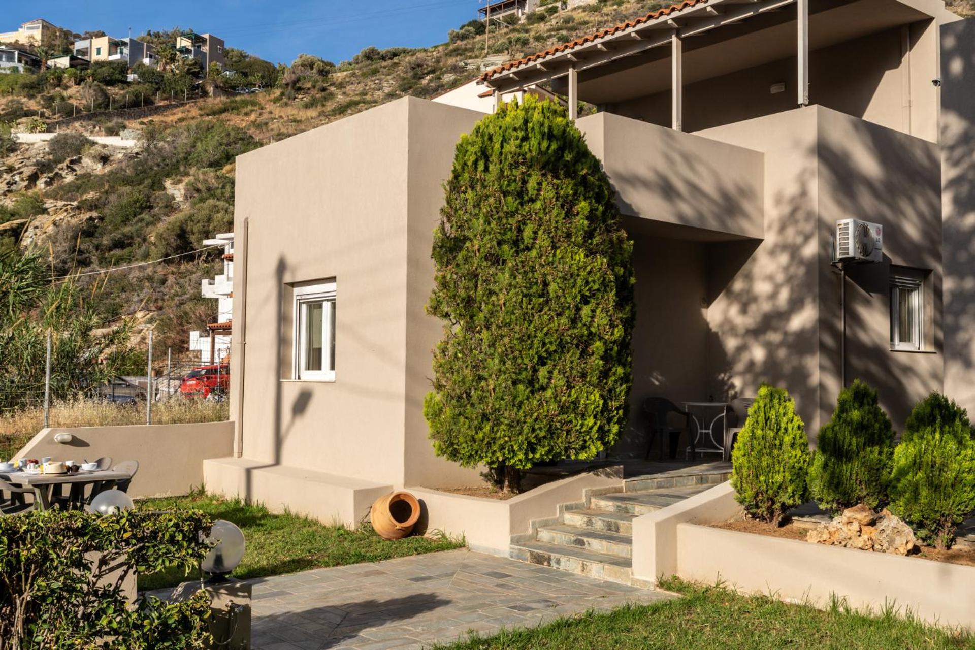 Elio A 1Bdr Apt With Garden 1 Min From The Beach By Hospi Heraklion Exteriör bild